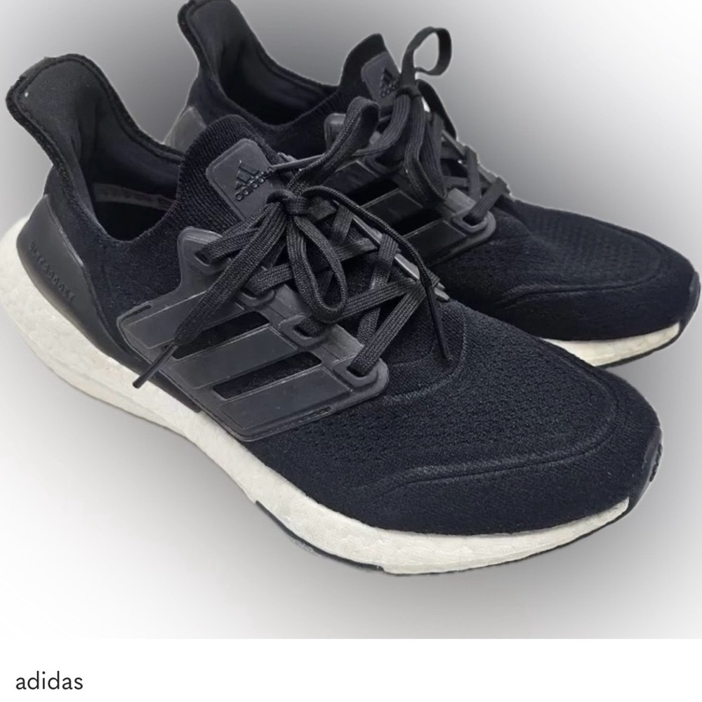 Size 8.5 ULTRABOOST very pretty ! Black and White Ultraboost